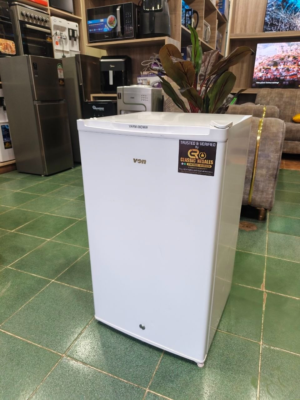 Von mini fridge Capacity. 92l Model no. VARM-08DMW