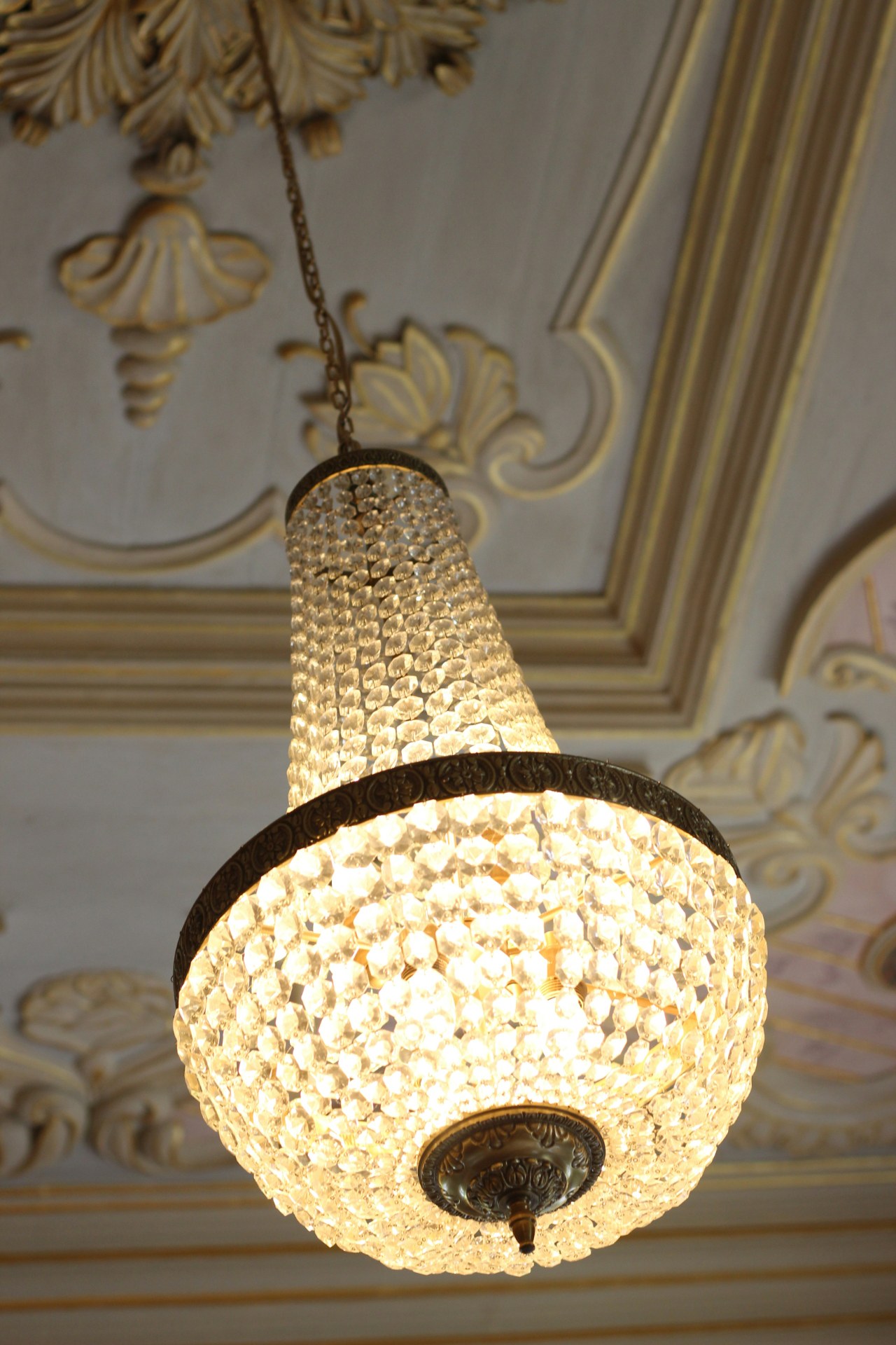 Chandeliers Installation by Neuro Movers